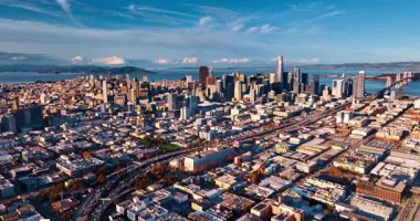 Oakland Bay Köprüsü 'ne giden ve giden otoyollardaki yoğun trafikte birden fazla araba hareket ediyor. San Francisco şehir merkezindeki hava perspektifi, Kaliforniya, ABD.