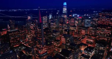 San Francisco, California, ABD 'nin çarpıcı şehir merkezine iniyoruz. İHA 'dan şehrin gece manzarası.