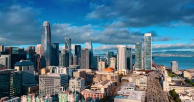 San Francisco şehir merkezi, Kaliforniya, ABD. Arkaplanda dramatik bulutlar toplandı. Oakland Bay Köprüsü 'ne çok sayıda araba girip çıkıyor..