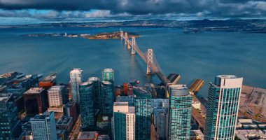 San Francisco Körfezi üzerinde gökyüzünde dramatik bulutlar birikmiş. Bulutlu bir günde San Francisco, California, ABD 'nin yüksek binalarına taşınıyoruz..