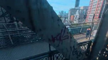 New York, ABD, 25 Ağustos 2025: New York, ABD 'den metro treniyle taşınmak. Parlak güneş şehrin sokaklarını ve binalarını aydınlatıyor..