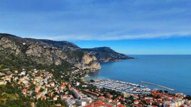 Kayaların arasında yeşil yamaçlara dağılmış güzel bir şehir. Limanda büyük bir yat kulübü var. Güzel, Fransa hava manzarası..