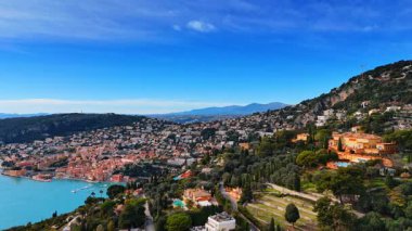 Güzel Fransa 'nın muhteşem manzarası. Yeşillik ve lüks villaları olan dağlık yamaçların üzerinde insansız hava aracı uçuşu..