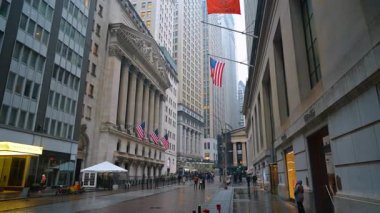 New York, ABD, 9 Şubat 2026: New York 'taki ünlü Wall Street. New York Borsası 'nın Amerikan bayraklarıyla düşük açılı görüntüsü.