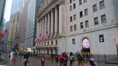 New York, ABD, 9 Şubat 2026: Köşe yazıları ve Amerikan bayrağıyla New York Borsası Faade 'i. Düşük açıdan Wall Street Mimarisi.