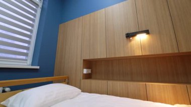 Bir hasta için küçük, rahat bir hastane koğuşunun içi. Odada lamba kapanıyor ve lamba açık kalıyor..