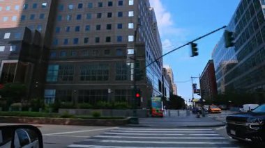 New York, ABD, 9 Ağustos 2025: Şebeke pencereli ve yeşil ağaçlı modern ofis binası cephesi.