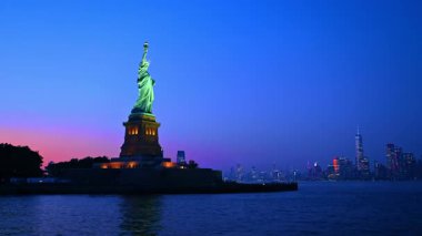 New York, ABD, 9 Ağustos 2025: Şebeke pencereli ve yeşil ağaçlı modern ofis binası cephesi.