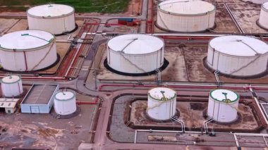 Kimya fabrikasında geniş ve dar bir mazot ve gaz deposu var. Büyük tanker kamyonları sanayi bölgesinde. Hava görünümü.