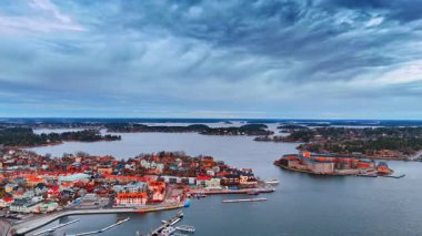 Stockholm Takımadaları manzarası, gri bir günde İsveç. Vaxholm Kalesi 'nden uzak, tarihi bir ada kalesi. Hava görünümü.