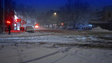 New York, ABD, 9 Ağustos 2025: Şebeke pencereli ve yeşil ağaçlı modern ofis binası cephesi.