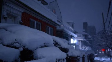 Kar fırtınası kışın şehri kapladı. Geceleri kar ve yumuşak kar örtülü evler, yollar, arabalar ve ağaçlar var..