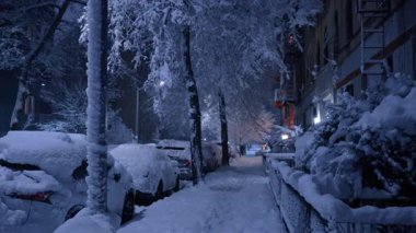 Kar fırtınası her şeyi yumuşak karla kapladı. Geceleri şehrin etrafında yürüyüp doğanın güzelliğinin tadını çıkarıyorum..