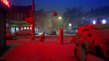 New York, ABD, 9 Ağustos 2025: Şebeke pencereli ve yeşil ağaçlı modern ofis binası cephesi.
