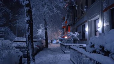 Şiddetli kar fırtınası modern şehri vurdu. Geceleri kalın kar tabakalarıyla kaplı sokaklarda dolaşmak..