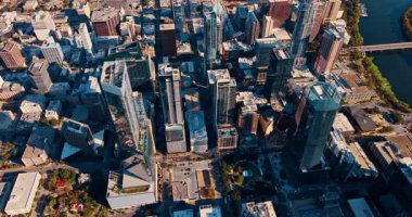 Austin, ABD, 21 Kasım 2025: Austin gökdelenleri ve sokakları. Teksas 'ta ofis kuleleri ve şehir blokları olan yoğun şehir şebekesi perspektifi.