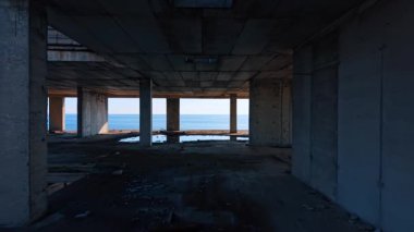 Geleceğin gökdeleninin içindeki görüntüler. İnşaatın zemininde enkaz ve su birikintileri var..