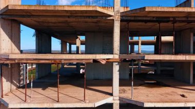 Binanın boş zemininde ilerliyoruz. Gelecekteki bir otelin inşaatı.