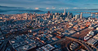 Gün batımında San Francisco, Kaliforniya 'nın muhteşem manzarası. Otoyollar sayısız arabayla doludur..