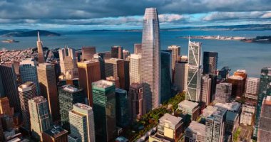 San Francisco, Kaliforniya 'nın merkezindeki gökdelenler. Arka planda gökyüzünü kaplayan dramatik bulutlar.