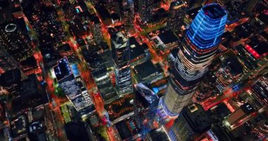 San Francisco, California, ABD 'nin ışıltılı şehir merkezinin panoraması. Geceleri en yüksek satış gücü kulesinin neon tepesindeki insansız hava aracı görüntüleri.