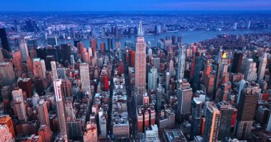 Günbatımında modern New York 'un güzel manzarası. Manzaranın merkezindeki Empire State Binası. Hava perspektifi.