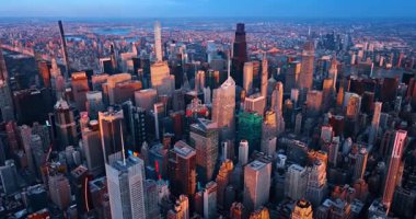 New York, ABD, 25 Ağustos 2025: New York, ABD 'nin görkemli gökdelenleri batan güneş ışığıyla kaplı. İHA 'dan şehrin engin manzarası.