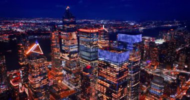 Güzel New York, ABD 'nin göz kamaştırıcı manzarası. Renkli ışıkları var. Gece metropolün üzerinden uçacağız..