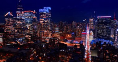 New York, ABD, 25 Ağustos 2025: Uzun düz cadde farları açık olan birden fazla arabayla dolu. İHA 'dan Amerika' nın New York şehrinin fantastik gece manzarası.