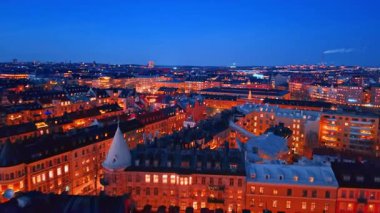 Stockholm, İsveç 'teki eski evlerin çatılarında. Güzel bir aydınlatma ile tarihi şehrin gece manzarası.