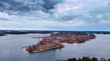 İsveç, Stockholm Takımadası 'ndaki Kaskellet adasına doğru uçuyor. Vaxholm Kalesi üzerindeki dramatik bulutlar başkente yaklaşan ana denizi koruyor..