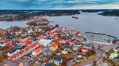 Renkli binalarla dolu Vaxholm kasabasının üzerinden uçacağız. İsveç 'in Stockholm Takımadaları' ndaki Kaskellet adasındaki Vaxholm Kalesi 'ne bakın. Hava görünümü.