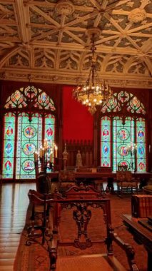 Boston, ABD, 5 Mayıs 2025: Gotik yeniden canlandırma kütüphanesi içi boyalı cam ve kubbeli tavan. Süslü tavan ve büyük vitray pencereli bir kütüphanenin yüksek açılı görüntüsü