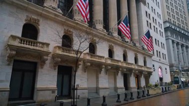 New York, ABD, 8 Şubat 2026: Balkonları ve ulusal bayrakları olan tarihi taş binanın köşesi. Mimari ayrıntıları gösteren New York Borsasının yan görünüşü