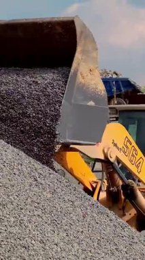 İnşaat için taş ocağı taşları. Ağır iş makineleri ile taş ocağı toplama