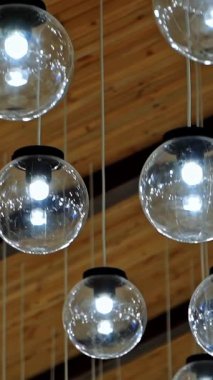 Modern lambalar asılı. Asılan fener lambalarını süslemek