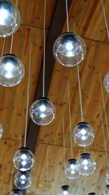 Lüks, güzel bir lamba. Kabloda parlayan lamba seti