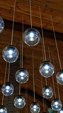 Tavandan sarkan lambalar. Lüks tavan lambası, odanın iç dekorasyonu.