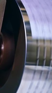 Fabrika teknolojisi bebek bezi üretiyor. Paten dönüşü otomatikleştirilmiş üretim.. Fabrika teknolojisi bebek bezi üretimi.