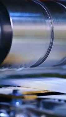 Büyük davul yakın planda döner. Bebek bezlerinin dış katmanı makinede yapılır..