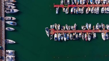 Deniz yeşili suların üzerinde sayısız yat ve tekneyle hareket ediyorlar. Yat limanının modern gemileriyle en iyi manzarası..
