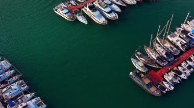 Bir sürü çeşitli tekneyle rıhtıma yaklaşıyorlar. İHA 'nın gemileriyle marina üzerinde görüntüler. İspanya.