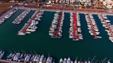 Rıhtımlarda terk edilmiş birden fazla modern teknesi olan liman. İHA İspanya 'daki Marina üzerinde uçuyor..