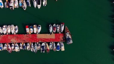 Rıhtımlarda çok sayıda tekne var. Deniz yeşili sulara karşı modern yatlar..