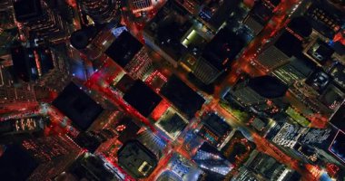 San Francisco, California, ABD 'deki gökdelenlerin ve gökdelenlerin çatıları üzerinden uçuş. Şehir ışıkları, canlı metropolün geceleri.