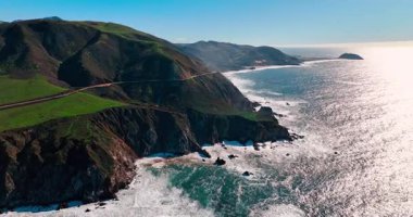 Kaliforniya kıyıları boyunca engebeli uçurumlar ve dalgalar. Büyük Sur 'da mavi Pasifik Okyanusu' yla buluşan dik kıyı dağlarının hava manzarası..
