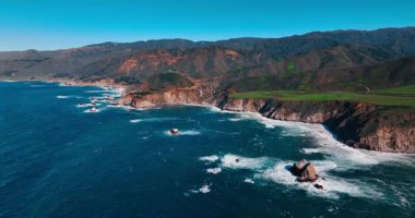 Bixby Köprüsü ve kayalık sahili olan Big Sur kıyı şeridi. Pasifik kıyısı manzarasını ve Kaliforniya 'daki tarihi köprüyü gösteren İHA görüntüsü..