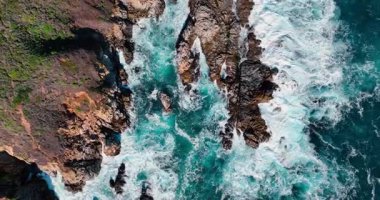 Engebeli Big Sur kıyı şeridi ve okyanusun havadan görünüşü. Büyük Sur California 'da yeşil uçurumlar ve kayalık kıyılar beyaz deniz köpüğü ile tepeden aşağı perspektif.