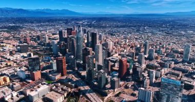Los Angeles, Kaliforniya şehir merkezinin insansız hava aracından manzarası. Gündüz vakti modern metropolün yaşam tarzı.