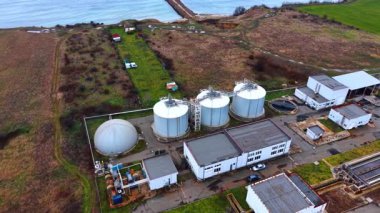 Tanklar, tesisler ve su depoları bir bitkinin bölgesinde. Deniz kıyısında kanalizasyon geri dönüşümü. Hava görünümü.